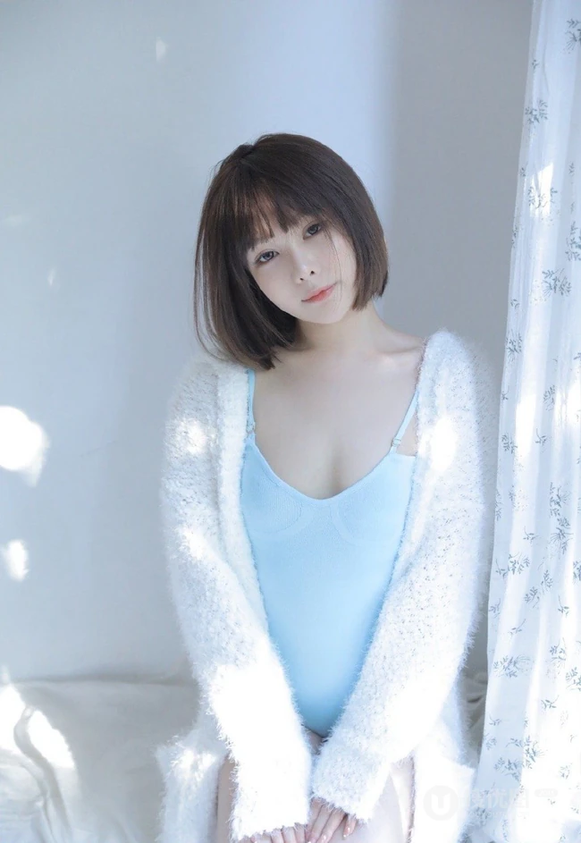 气质短发女生紧身蓝色连体肩带家居服室内写真图片