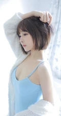 气质短发女生紧身蓝色连体肩带家居服室内写真图片