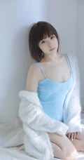 气质短发女生紧身蓝色连体肩带家居服室内写真图片