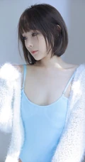 气质短发女生紧身蓝色连体肩带家居服室内写真图片