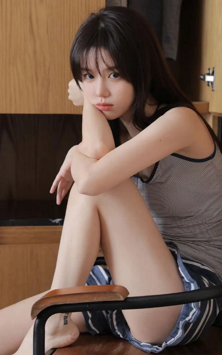 笑容超甜的完美甜系女友少女斑马纹肩带背心短裤居家动人写真照片