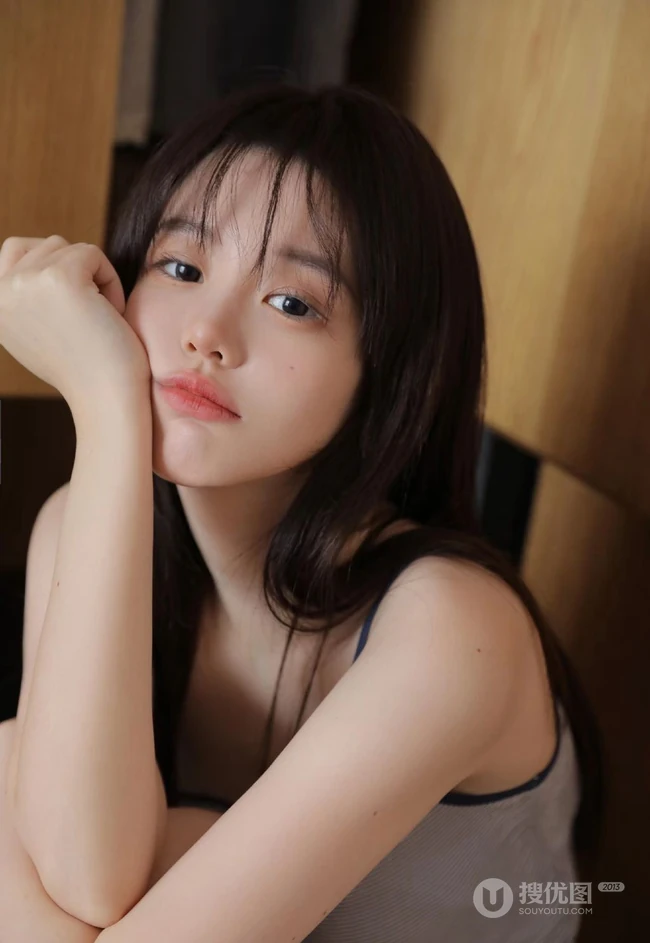 笑容超甜的完美甜系女友少女斑马纹肩带背心短裤居家动人写真照片
