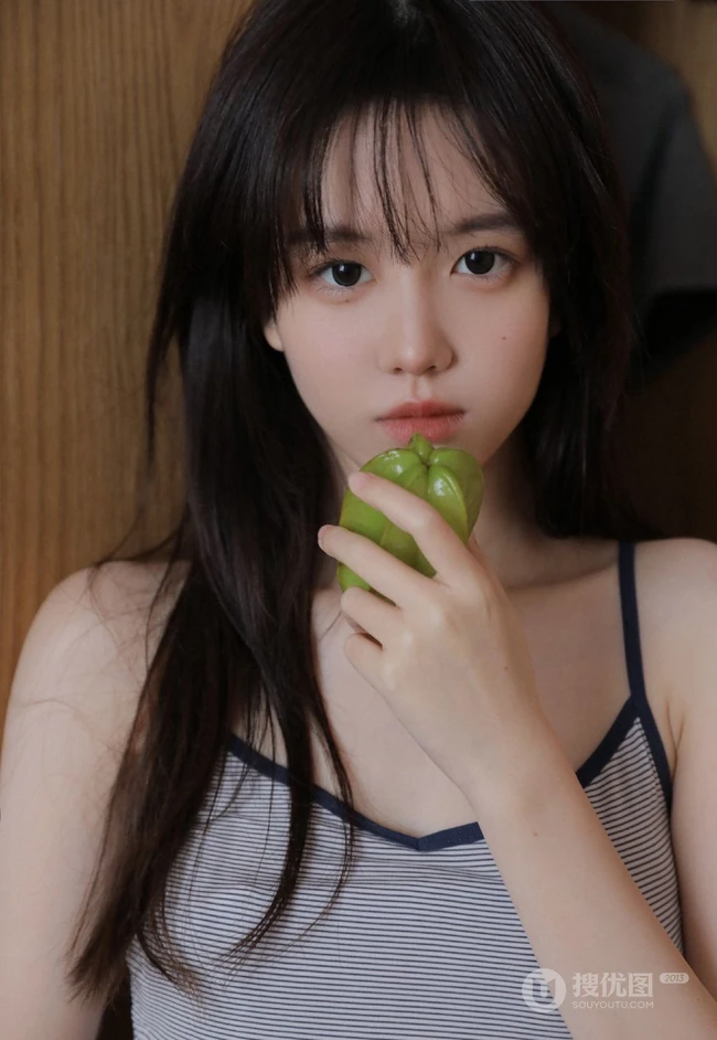 笑容超甜的完美甜系女友少女斑马纹肩带背心短裤居家动人写真照片