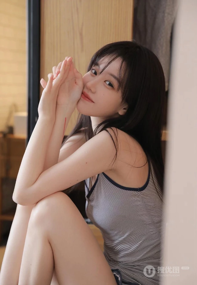 笑容超甜的完美甜系女友少女斑马纹肩带背心短裤居家动人写真照片