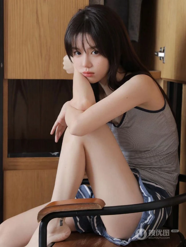 笑容超甜的完美甜系女友少女斑马纹肩带背心短裤居家动人写真照片