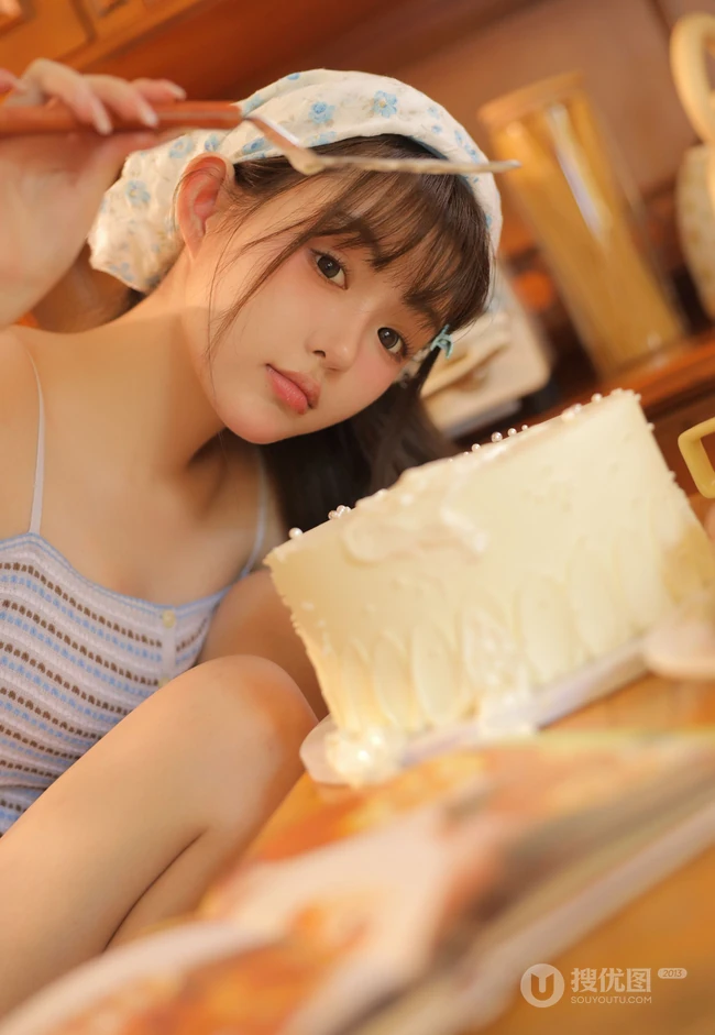 奶甜奶甜的长发线条感精选身材少女诱人居家写真照片