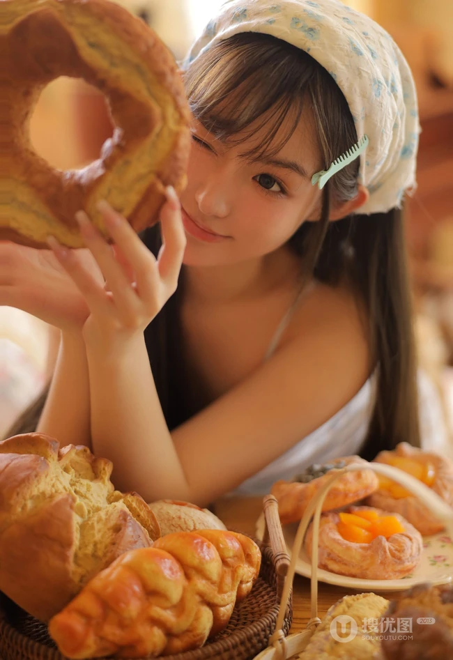 奶甜奶甜的长发线条感精选身材少女诱人居家写真照片