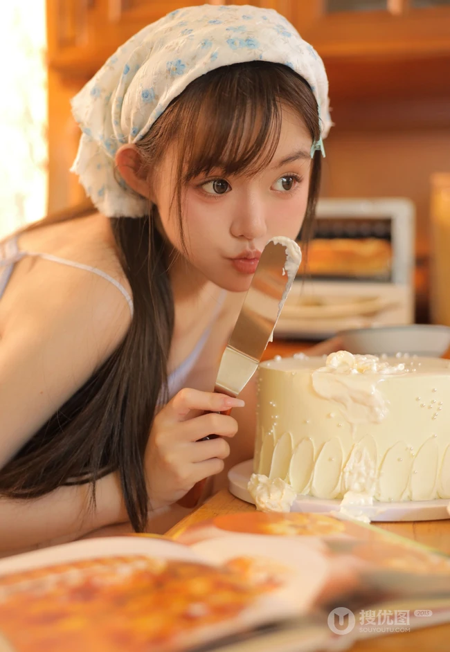奶甜奶甜的长发线条感精选身材少女诱人居家写真照片
