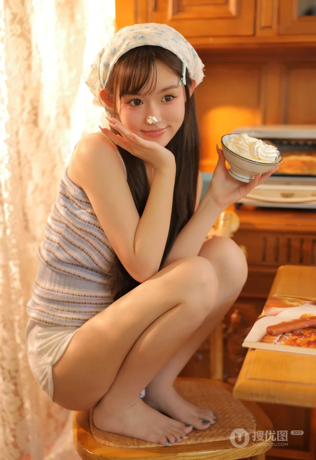奶甜奶甜的长发线条感精选身材少女诱人居家写真照片