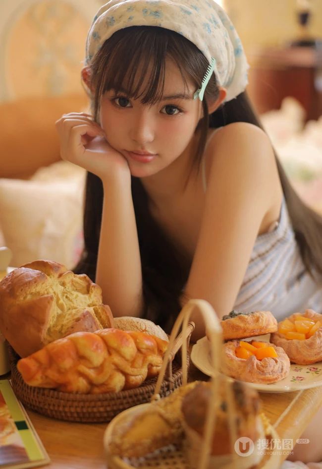奶甜奶甜的长发线条感精选身材少女诱人居家写真照片
