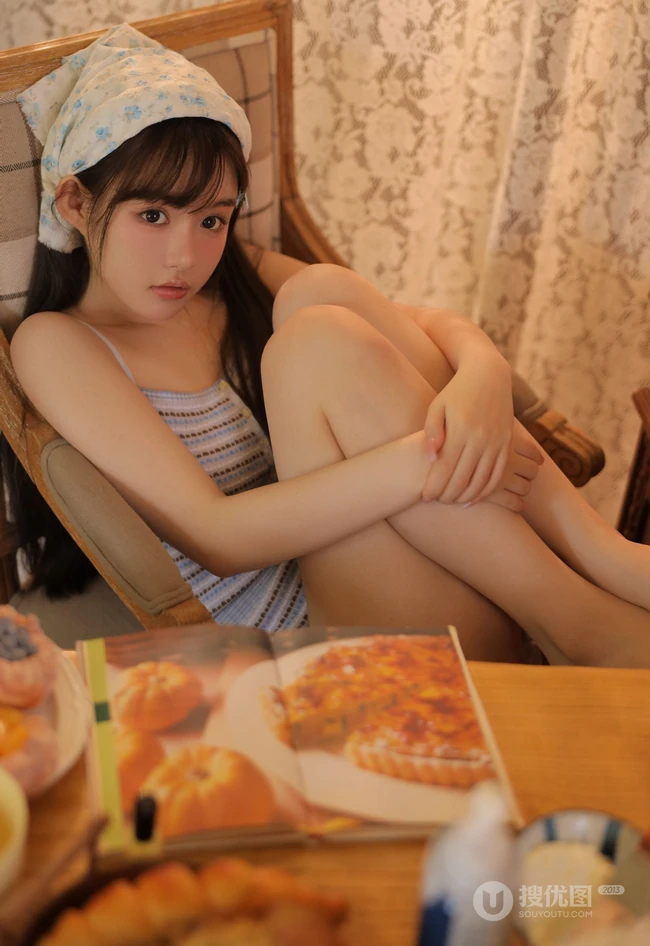 奶甜奶甜的长发线条感精选身材少女诱人居家写真照片