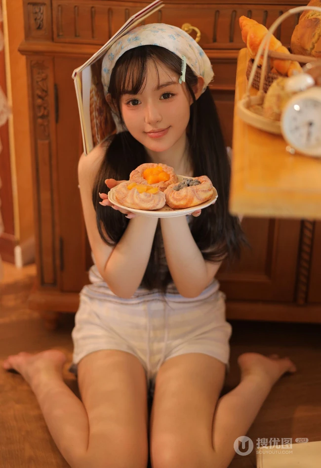 奶甜奶甜的长发线条感精选身材少女诱人居家写真照片