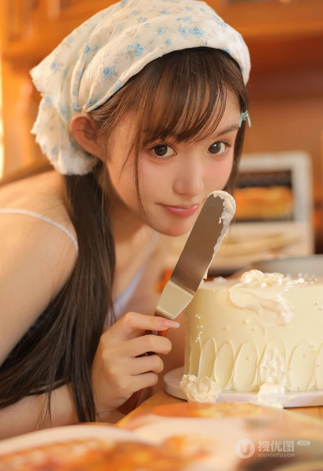 奶甜奶甜的长发线条感精选身材少女诱人居家写真照片