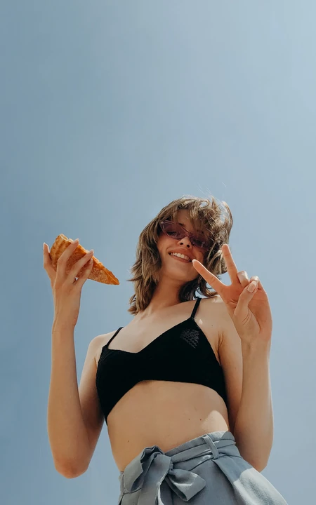 性感活泼欧美女生的快乐剪刀手图片壁纸