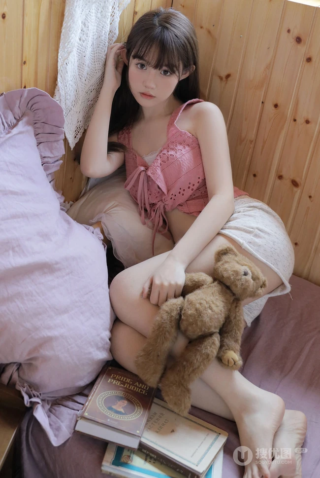 浅粉甜美匀称身形齐刘海长发宛如初恋少女动人写真图片