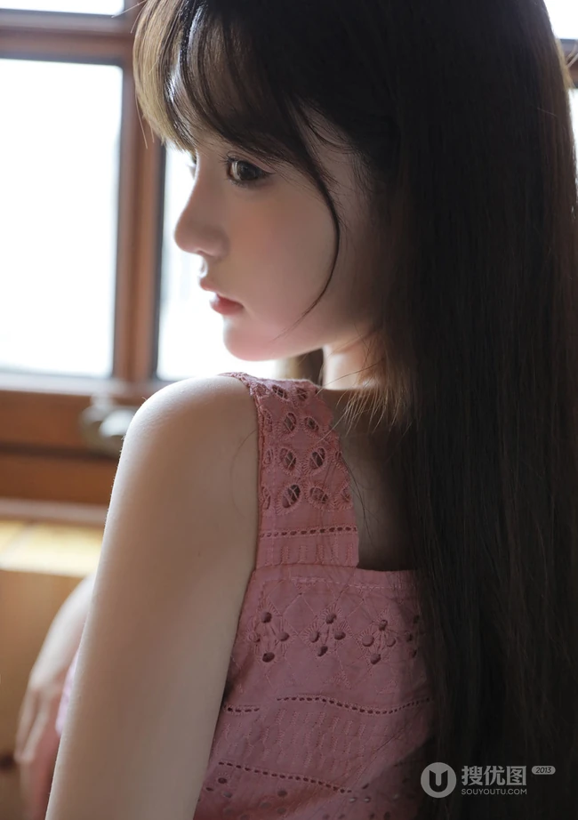 浅粉甜美匀称身形齐刘海长发宛如初恋少女动人写真图片
