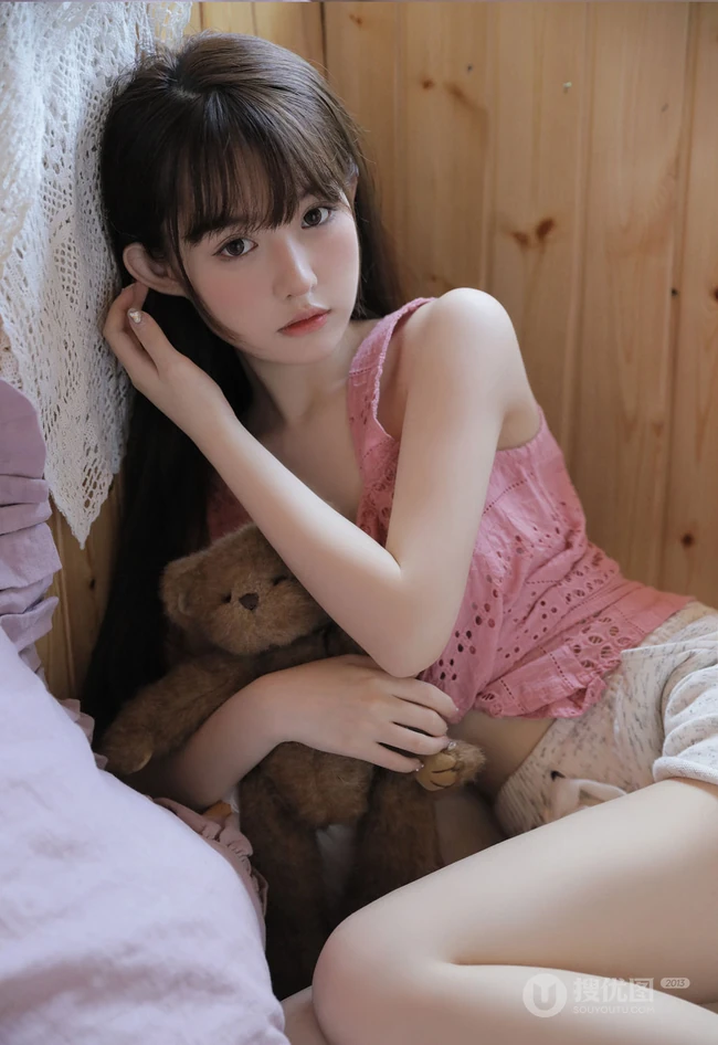 浅粉甜美匀称身形齐刘海长发宛如初恋少女动人写真图片