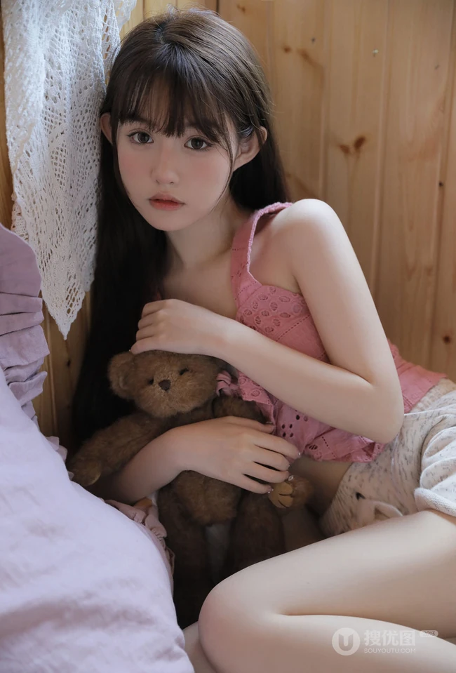 浅粉甜美匀称身形齐刘海长发宛如初恋少女动人写真图片