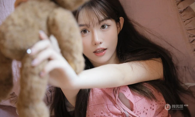 浅粉甜美匀称身形齐刘海长发宛如初恋少女动人写真图片