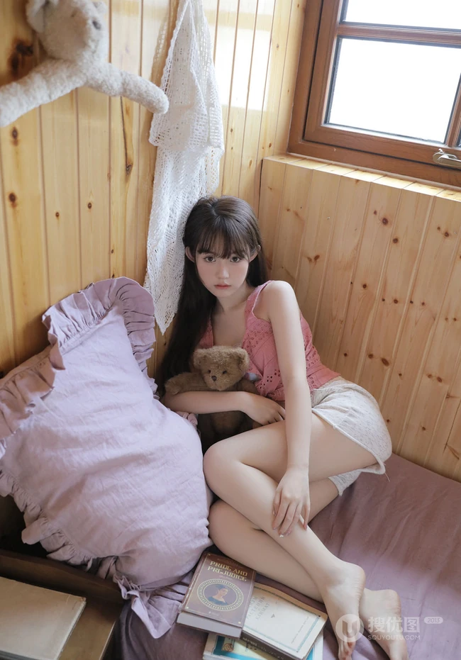 浅粉甜美匀称身形齐刘海长发宛如初恋少女动人写真图片