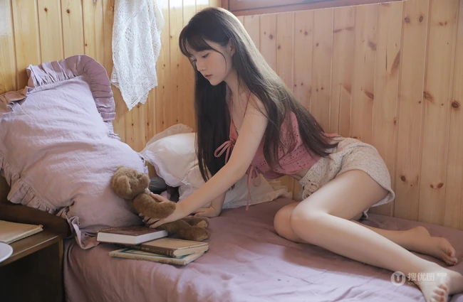 浅粉甜美匀称身形齐刘海长发宛如初恋少女动人写真图片