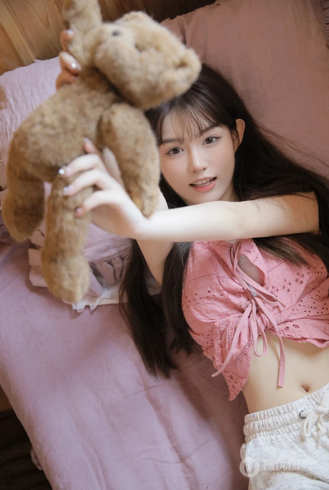 浅粉甜美匀称身形齐刘海长发宛如初恋少女动人写真图片