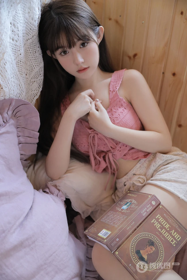 浅粉甜美匀称身形齐刘海长发宛如初恋少女动人写真图片