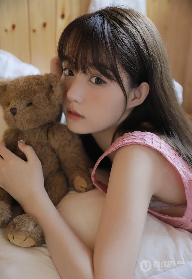 浅粉甜美匀称身形齐刘海长发宛如初恋少女动人写真图片