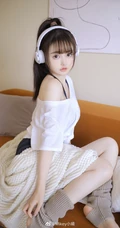 浅粉白皙大眼睛少女白衫短裤大秀动人香肩居家沙发写真图片