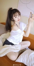 浅粉白皙大眼睛少女白衫短裤大秀动人香肩居家沙发写真图片