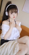 浅粉白皙大眼睛少女白衫短裤大秀动人香肩居家沙发写真图片
