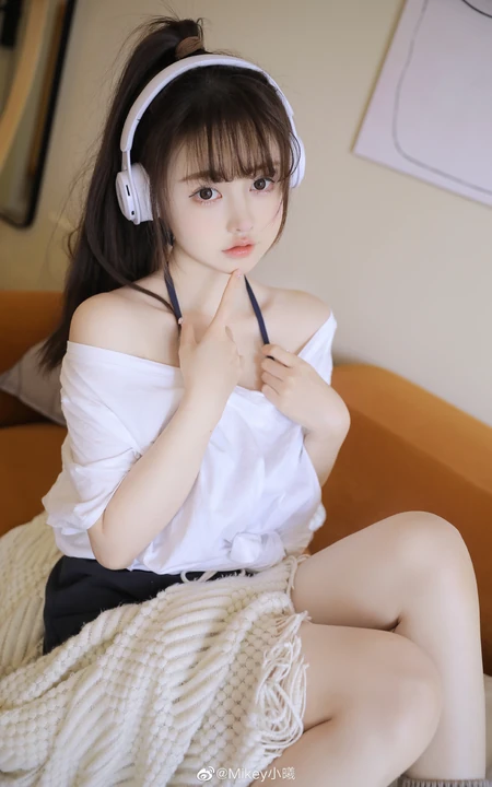 浅粉白皙大眼睛少女白衫短裤大秀动人香肩居家沙发写真图片