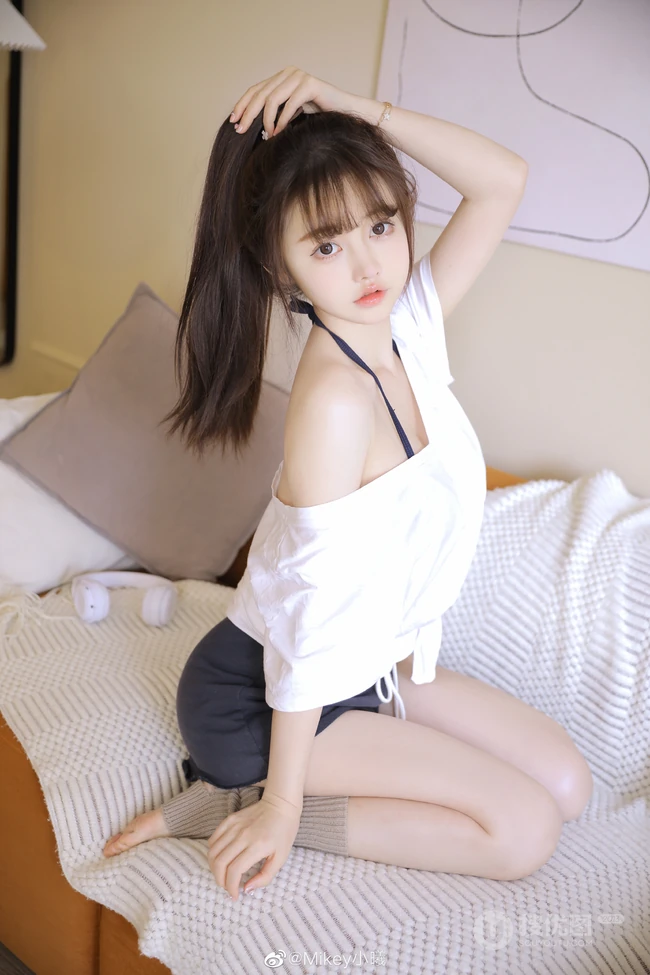 浅粉白皙大眼睛少女白衫短裤大秀动人香肩居家沙发写真图片