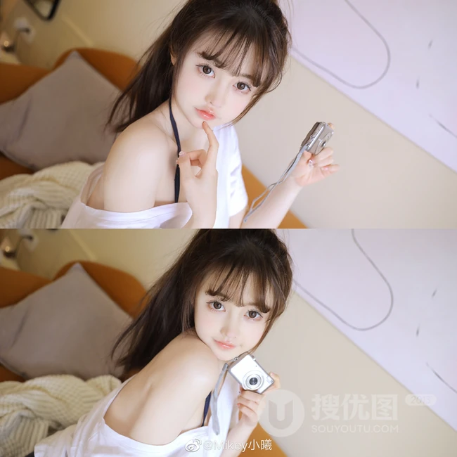 浅粉白皙大眼睛少女白衫短裤大秀动人香肩居家沙发写真图片