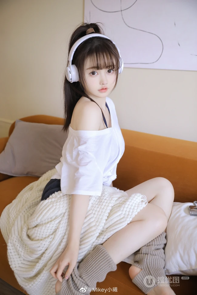 浅粉白皙大眼睛少女白衫短裤大秀动人香肩居家沙发写真图片