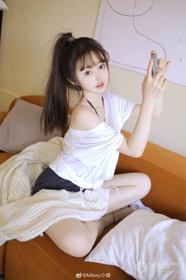 浅粉白皙大眼睛少女白衫短裤大秀动人香肩居家沙发写真图片