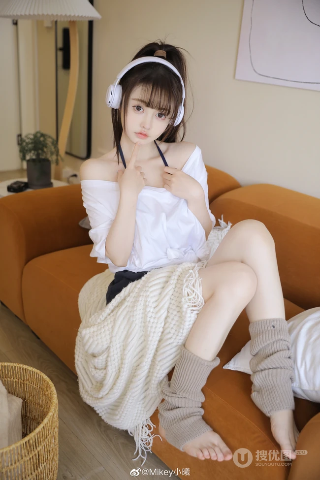 浅粉白皙大眼睛少女白衫短裤大秀动人香肩居家沙发写真图片