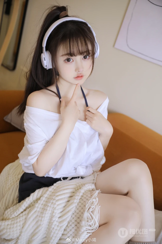 浅粉白皙大眼睛少女白衫短裤大秀动人香肩居家沙发写真图片