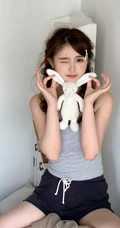 这个夏天实在有点热哦！清凉背心短裤少女居家动人写真照