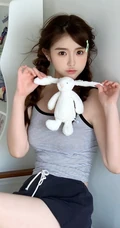 这个夏天实在有点热哦！清凉背心短裤少女居家动人写真照