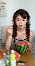 这个夏天实在有点热哦！清凉背心短裤少女居家动人写真照