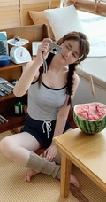 这个夏天实在有点热哦！清凉背心短裤少女居家动人写真照