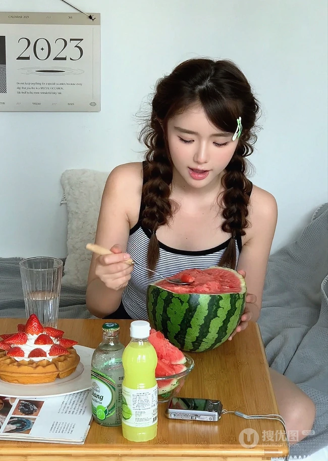 这个夏天实在有点热哦！清凉背心短裤少女居家动人写真照
