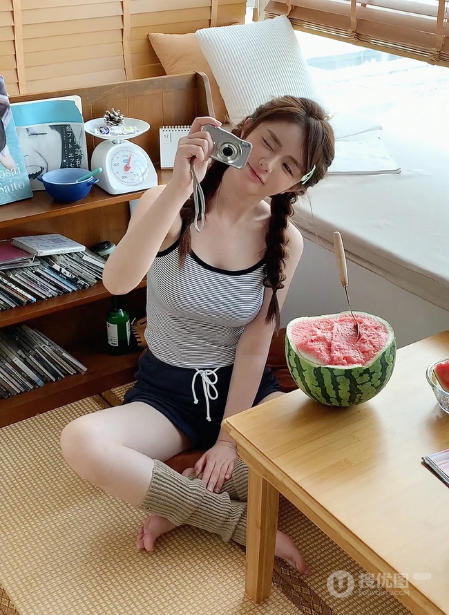 这个夏天实在有点热哦！清凉背心短裤少女居家动人写真照