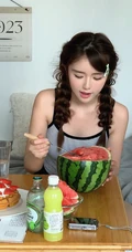 这个夏天实在有点热哦！清凉背心短裤少女居家动人写真照