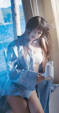 朦胧的气质 轮船上的条纹衬衫女生动人写真照