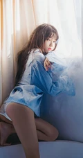 朦胧的气质 轮船上的条纹衬衫女生动人写真照