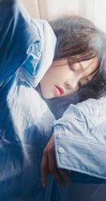 朦胧的气质 轮船上的条纹衬衫女生动人写真照