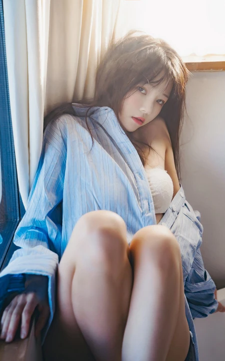 朦胧的气质 轮船上的条纹衬衫女生动人写真照