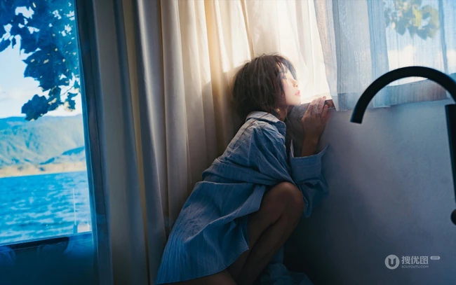朦胧的气质 轮船上的条纹衬衫女生动人写真照